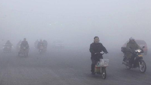 Chính quyền Bắc Kinh khuyến cáo người già và trẻ em nên ở trong nhà vì ô nhiễm không khí. (ảnh: Tân Hoa xã)
